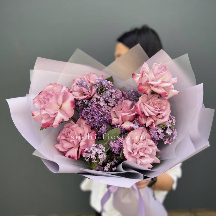 Букет из розовых роз и сирени в Санкт-Петербурге