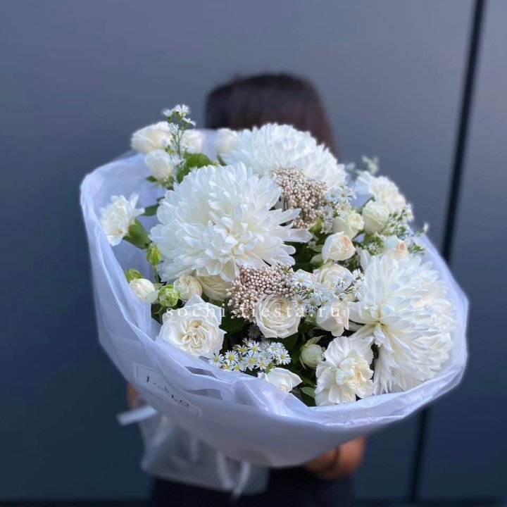 Букет хризантем и роз вайт шотс в Санкт-Петербурге