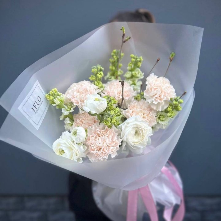 Букет маттиолы и ранункулюсов  в Санкт-Петербурге