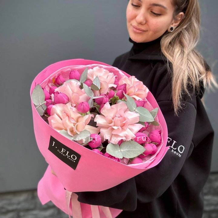 Букет французских и пионовидных роз "Ламиносо" в Санкт-Петербурге