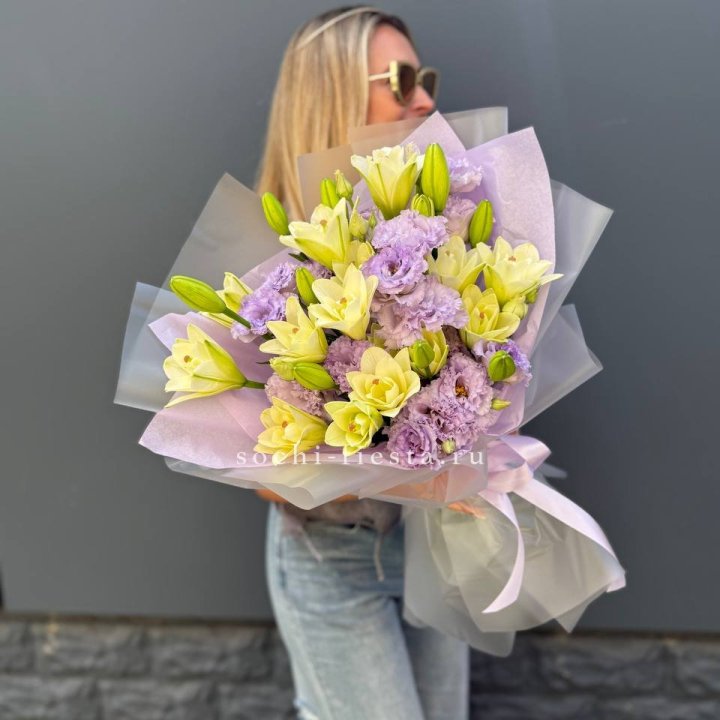  Букет лилий и эустом в Санкт-Петербурге