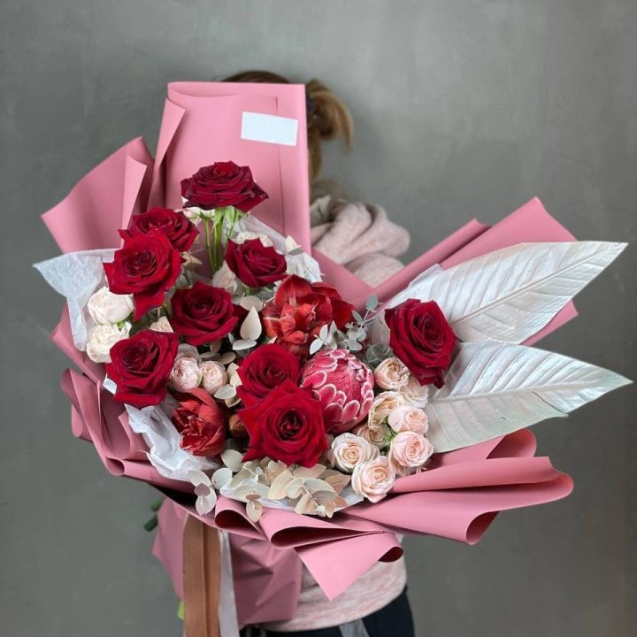 Дизайнерский букет "Ред Вильвет" в Санкт-Петербурге