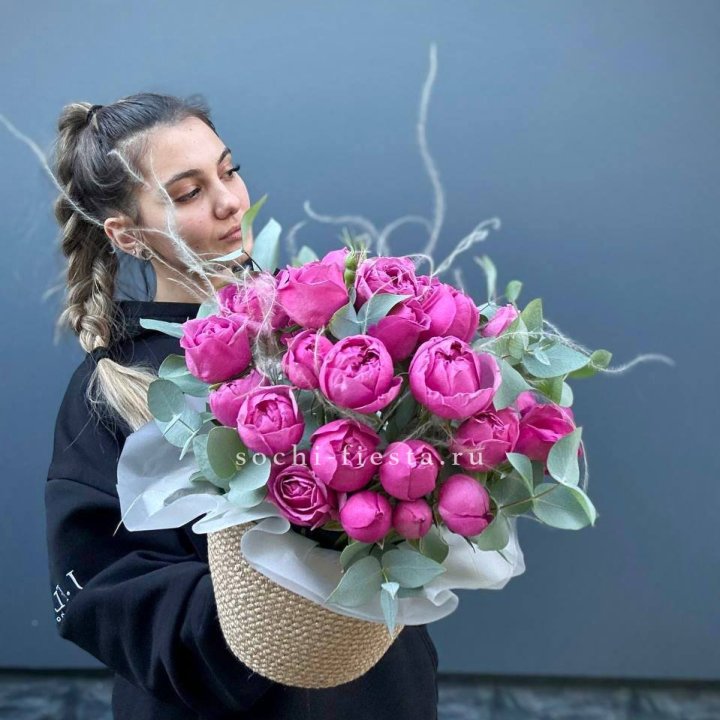 Пионовидные розы  в джутовом кашпо  в Санкт-Петербурге