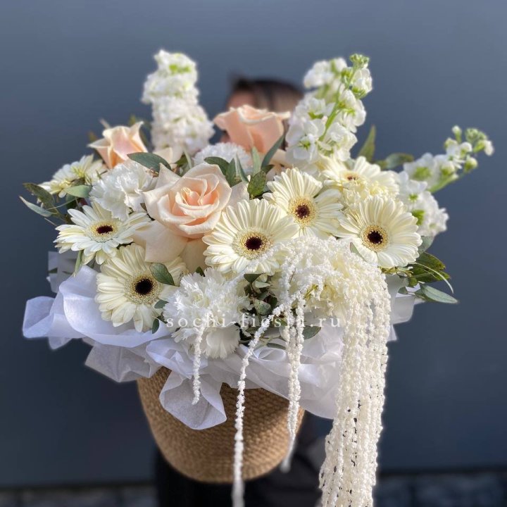 Цветы в джутовом кашпо "Валери" в Санкт-Петербурге