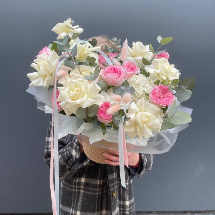 Кашпо с розами в Санкт-Петербурге