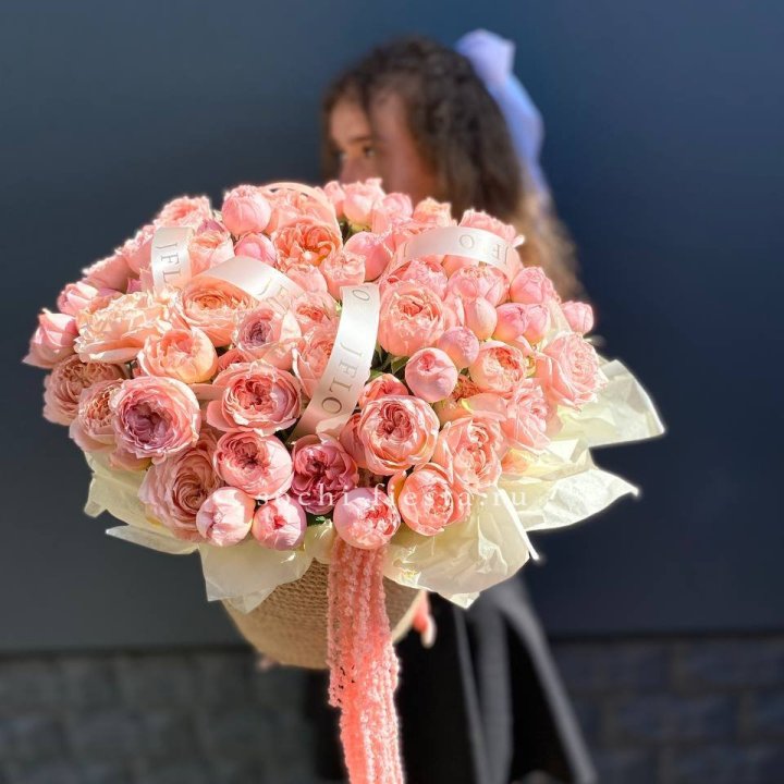 Кустовые розы Джульетта в джутовом кашпо в Санкт-Петербурге