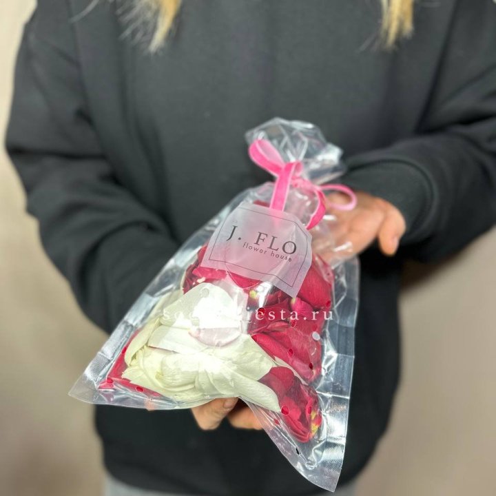 Лепестки роз в Санкт-Петербурге