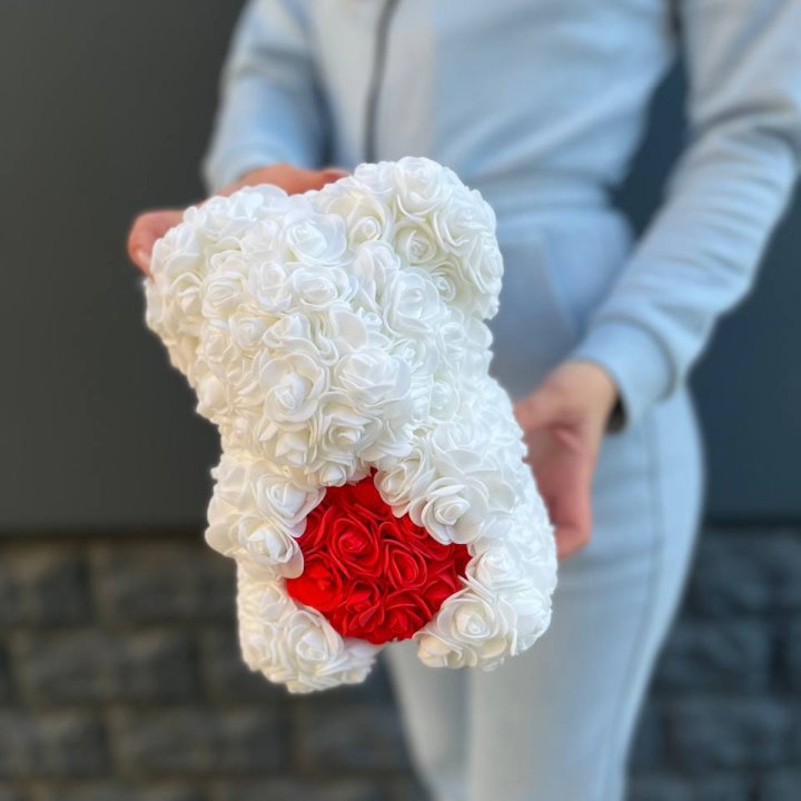 Медведь с красным седцем в Санкт-Петербурге