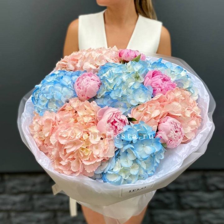 Дуобукет гортензии с пионами  в Санкт-Петербурге
