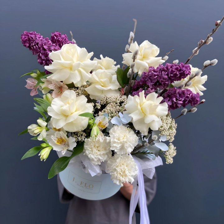 Цветочный бокс Французских роз и Сирени в Санкт-Петербурге