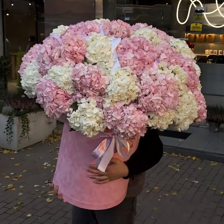 Дизайнерский цилиндр с гортензиями  в Санкт-Петербурге