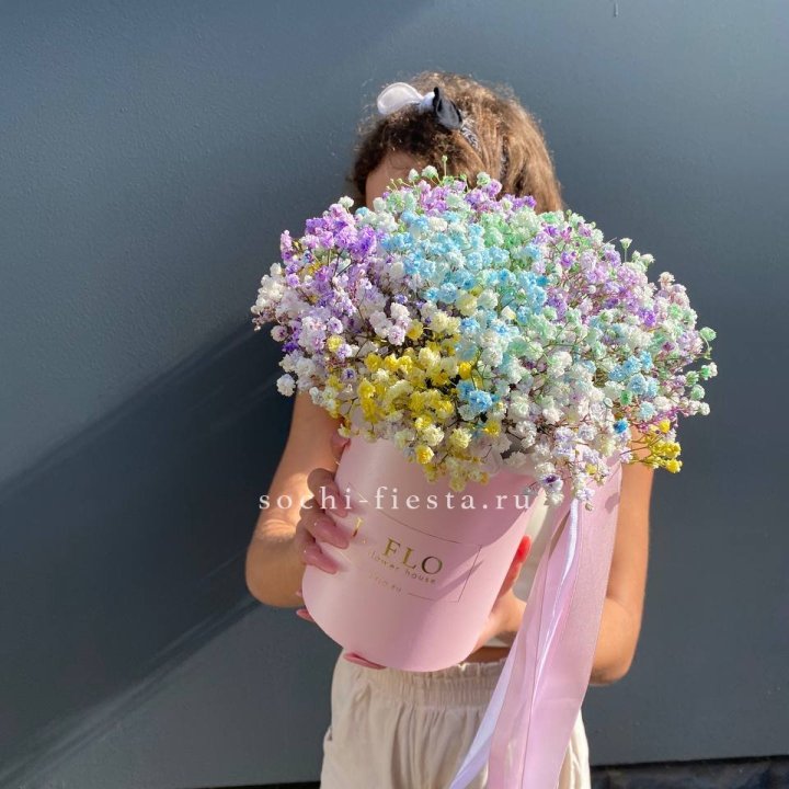 Радужные гипсофилы в шляпной коробке в Санкт-Петербурге
