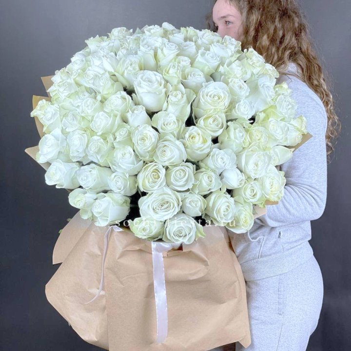 101 белая высокая импортная роза в Санкт-Петербурге