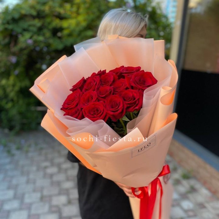 15 голландских роз в оформлении в Санкт-Петербурге