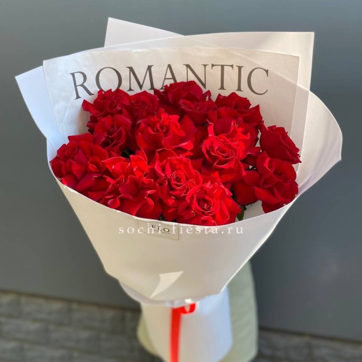 19 высоких роз в оформлении в Санкт-Петербурге