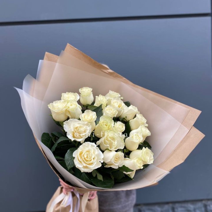  Букет  высоких белых роз   с доставкой в Санкт-Петербурге