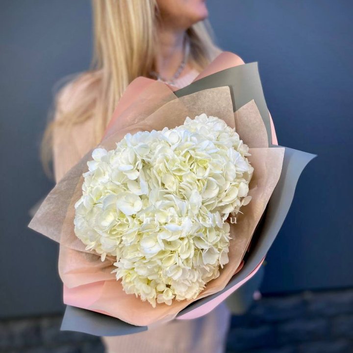 Букет из трёх белых гортензий в Санкт-Петербурге
