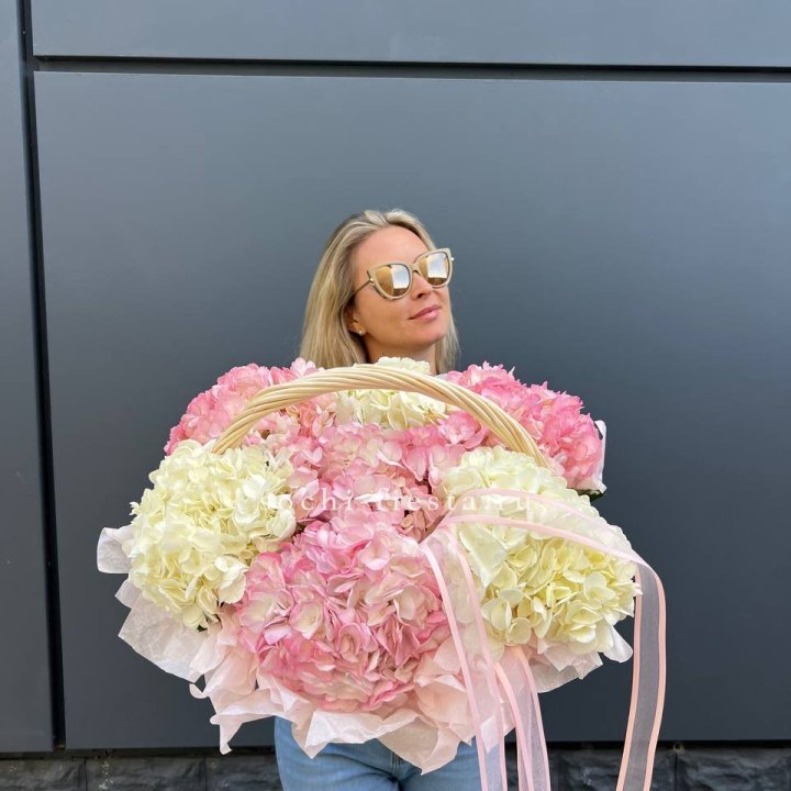 7 гортензий в корзине с доставкой в Санкт-Петербурге