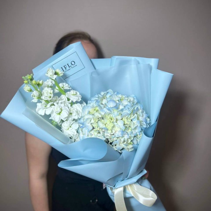 Гортензия голубая с маттиолой в Санкт-Петербурге