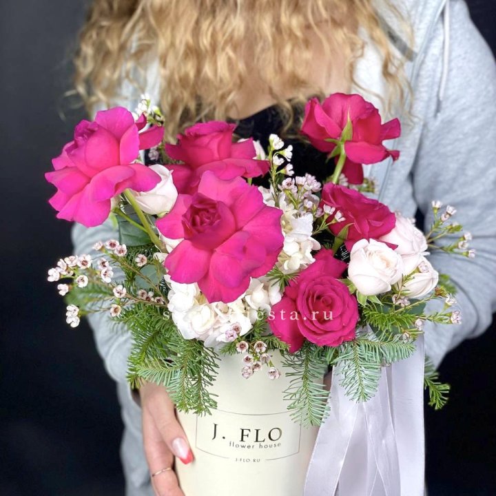 Новогодняя композиция в коробке пинк розе в Санкт-Петербурге