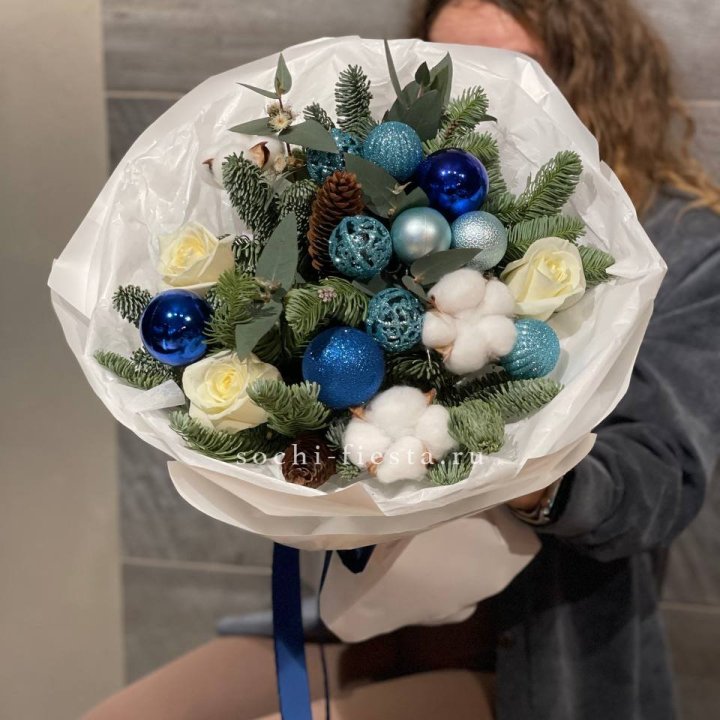 Новогодний букет "Синий иней" в Санкт-Петербурге