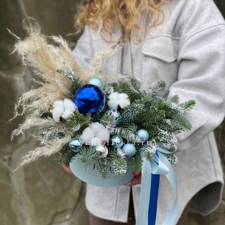 Новогодняя композиция в коробке блю в Санкт-Петербурге