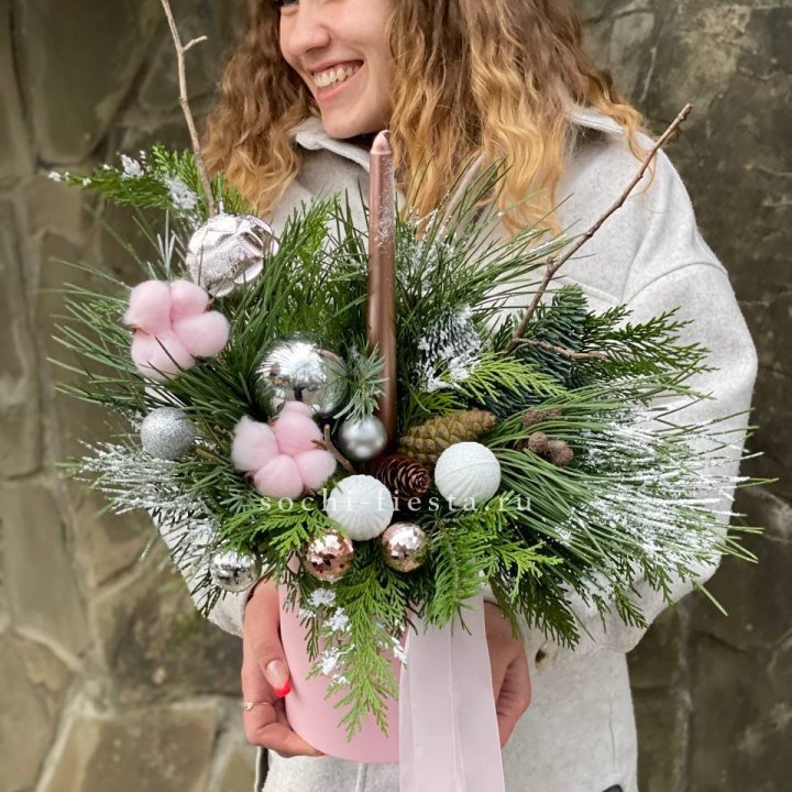 Новогодняя композиция в коробке пинк в Санкт-Петербурге