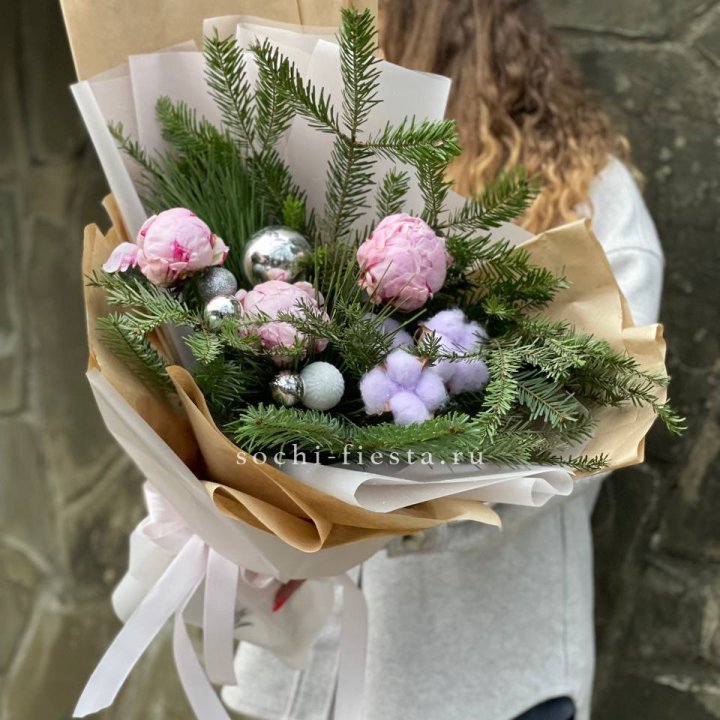 Новогодний букет с пионами  в Санкт-Петербурге