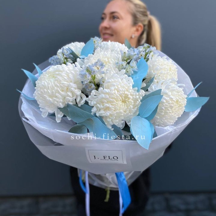 Букет хризантем Бигуди и дельфиниума  в Санкт-Петербурге