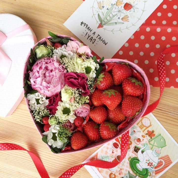 Бокс с клубникой и цветами в Санкт-Петербурге