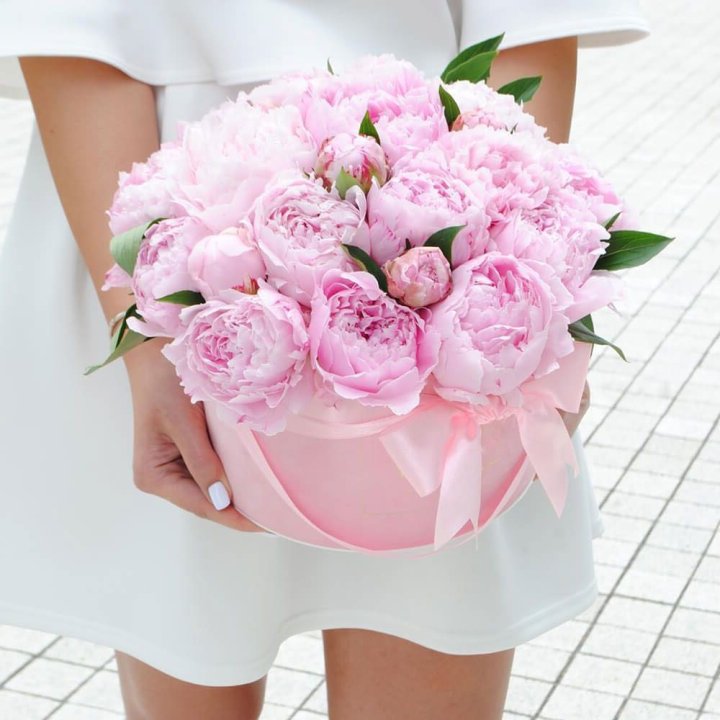 Пионы в шляпной коробке в Санкт-Петербурге