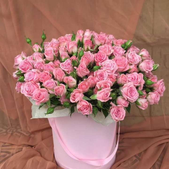 Кустовые розы в коробке в Санкт-Петербурге