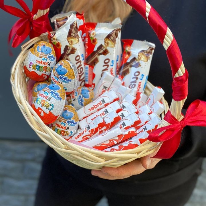 Корзина с киндерами  в Санкт-Петербурге