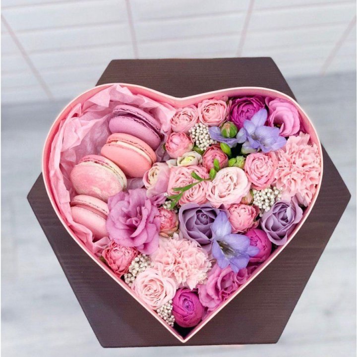 Бокс-сердце с макаронс  в Санкт-Петербурге