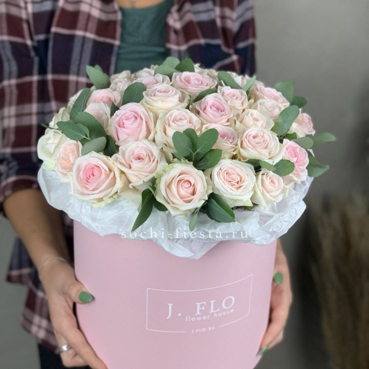 35 розовых роз в цилиндре в Санкт-Петербурге