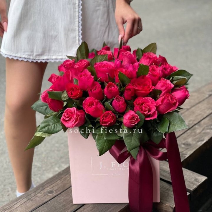 55 алых роз в кубе в Санкт-Петербурге