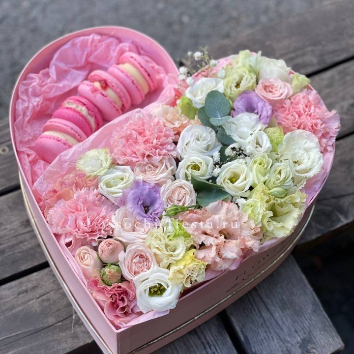 Бокс-сердце с макарон "Пинк" в Санкт-Петербурге