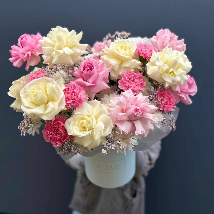 Коробка французских роз и диантусов "Бони" в Санкт-Петербурге