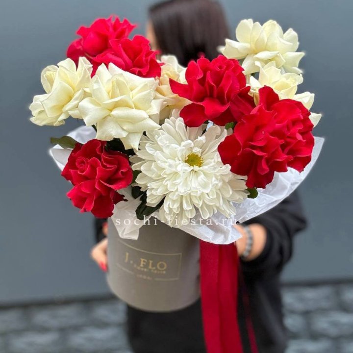 Французские розы с хризантемой в боксе в Санкт-Петербурге