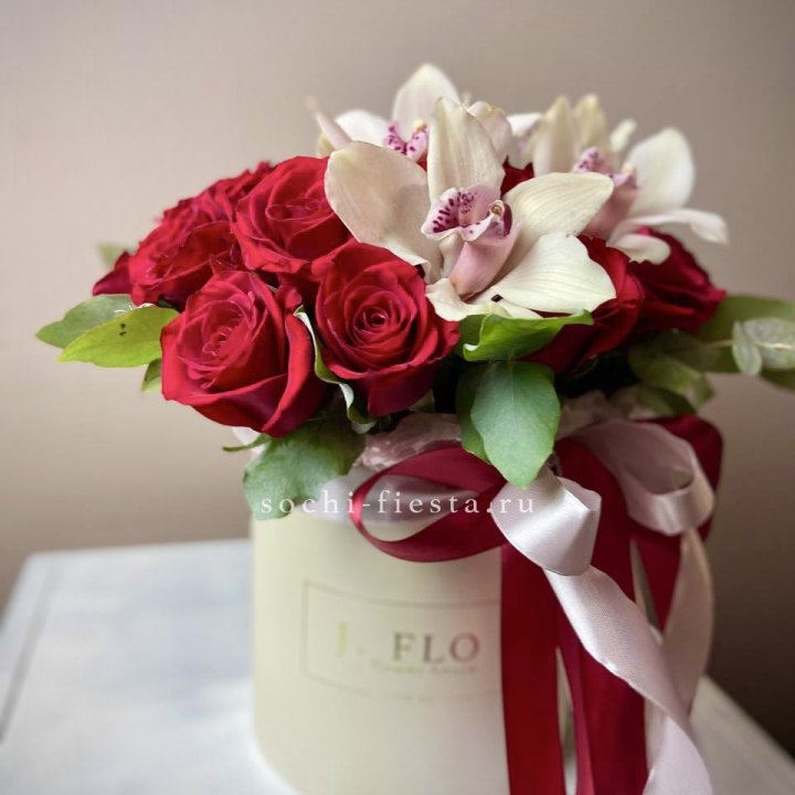 Розы и орхидеи в боксе в Санкт-Петербурге