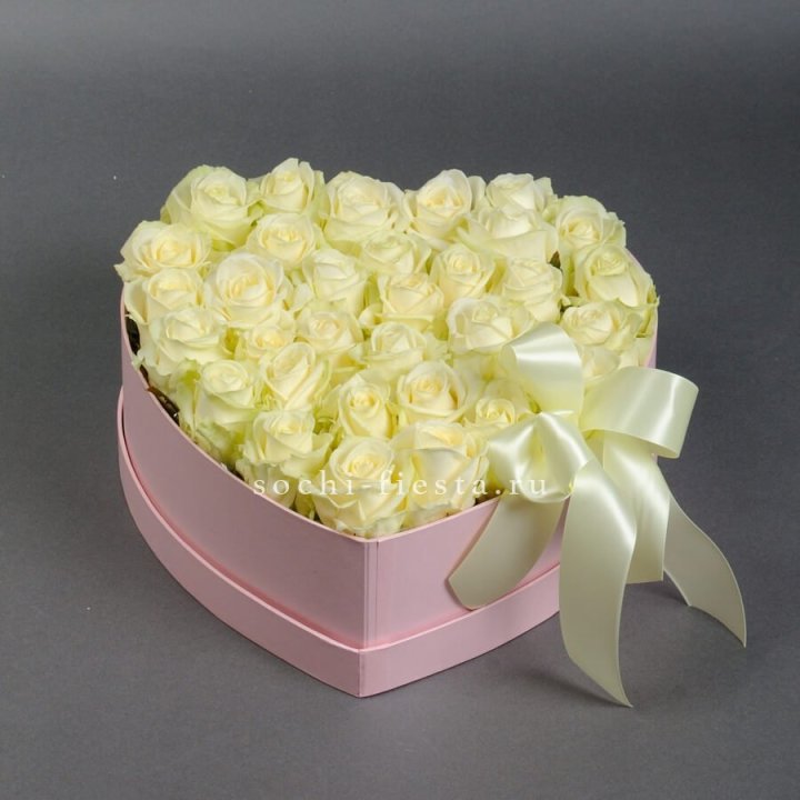 35 белых роз в коробке "Сердце" в Санкт-Петербурге
