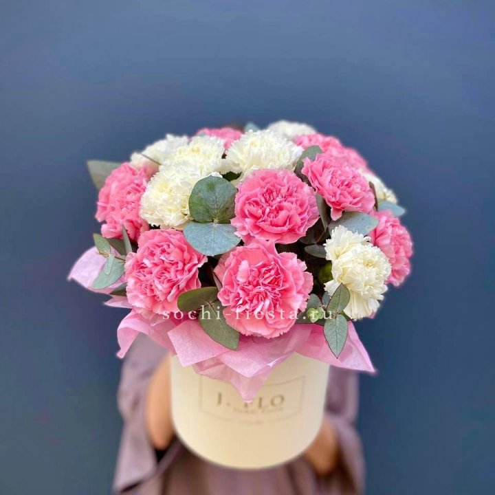 Диантусы в цилиндре в Санкт-Петербурге