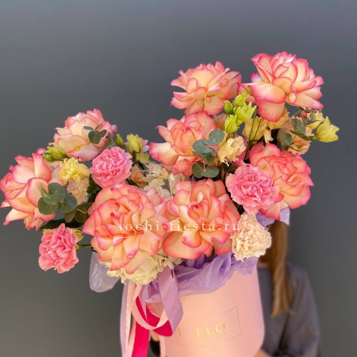 Бокс нежный с розами в Санкт-Петербурге