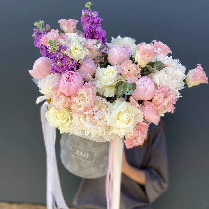 Дизайнерский цилиндр с пионами "Ривьера" в Санкт-Петербурге