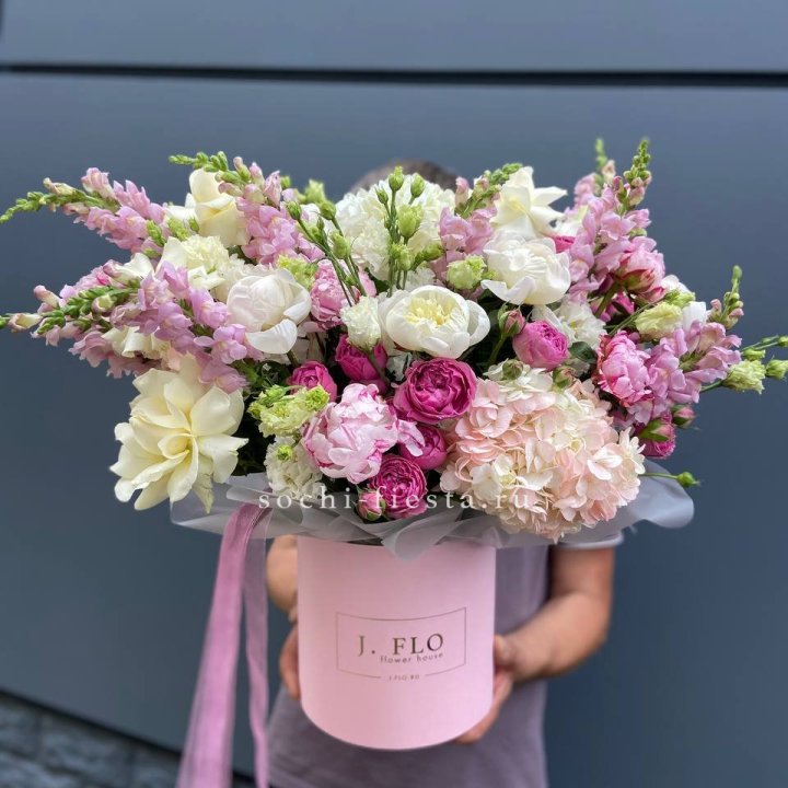 Дизайнерский цилиндр с пионами "Саманта" в Санкт-Петербурге