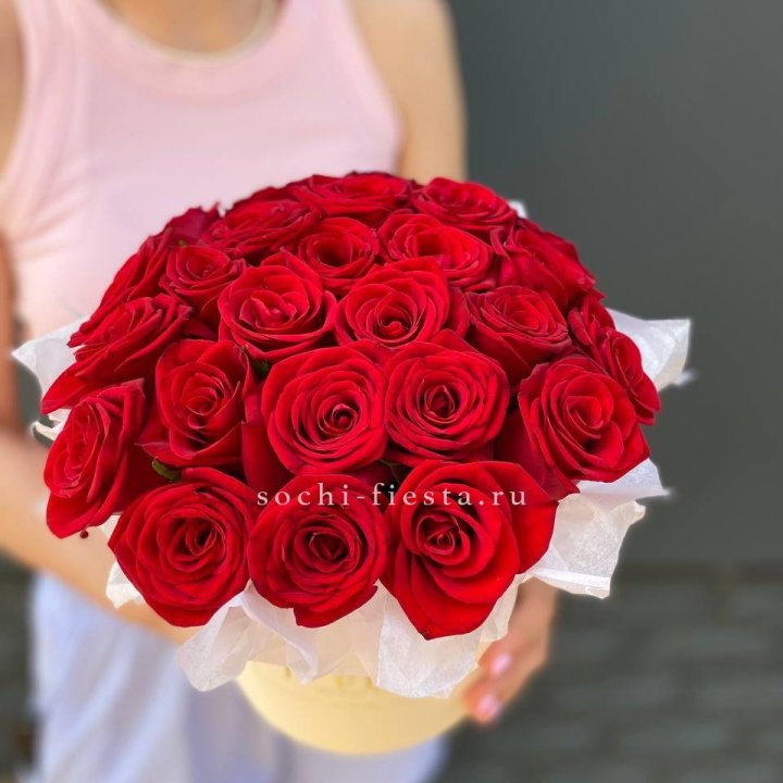 Красные розы в цилиндре в Санкт-Петербурге