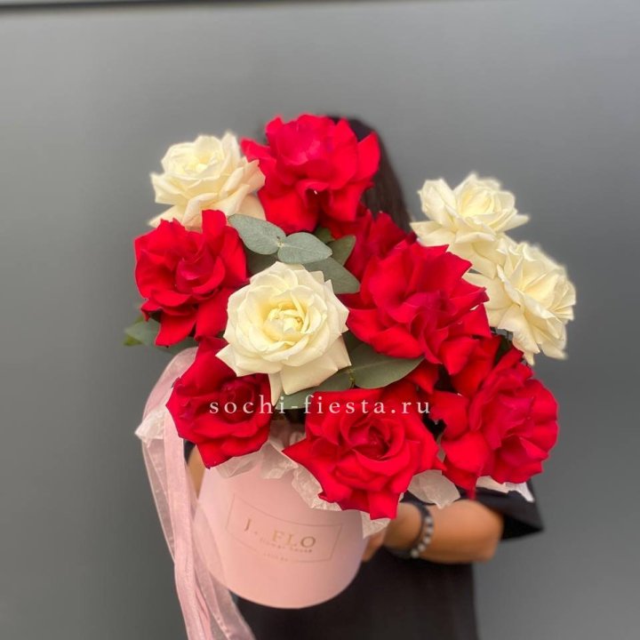 13 Французских роз в боксе в Санкт-Петербурге