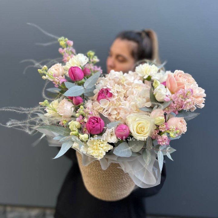 Цветочная композиция в джутовом боксе  в Санкт-Петербурге