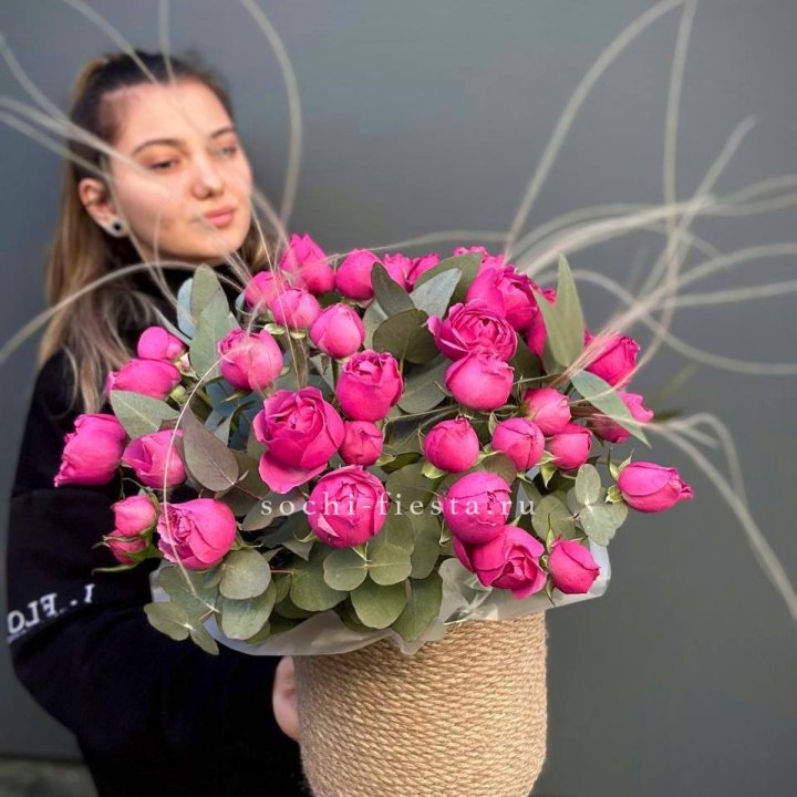 Пионовидные розы Мисти Бабблс в джутовом кашпо в Санкт-Петербурге