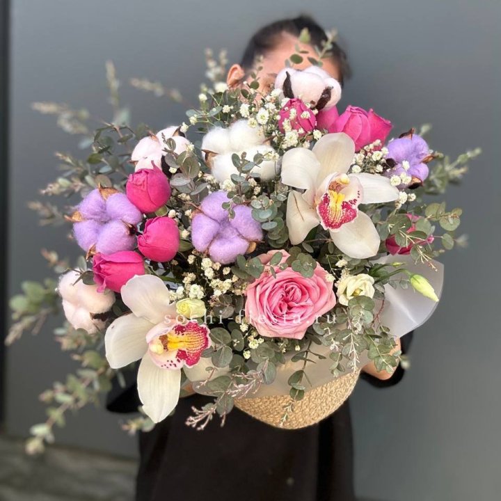 Орхидея и розы в джутовом кашпо в Санкт-Петербурге